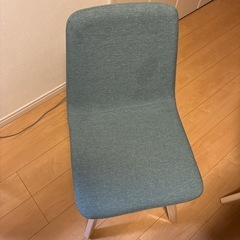 テーブルと椅子4つの画像