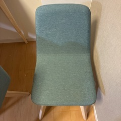 テーブルと椅子4つの画像