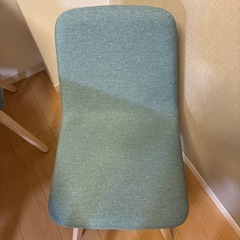 テーブルと椅子4つの画像