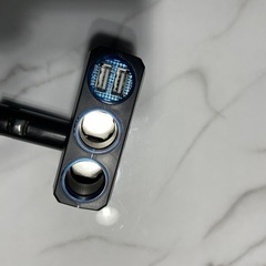 車用マグネット携帯充電機とソケット2セットの画像