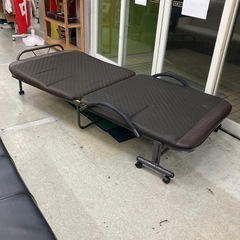 川2603-806 折りたたみベッド ブラウン キルティング 留め具片方欠損 キズ汚れ有りの画像