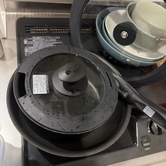 フライパン＋鍋＋キッチン用品まとめ売り（食器おまけ付き）の画像