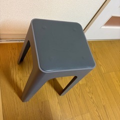 グレー椅子の画像