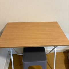 折りたたみ可能テーブルと椅子の画像