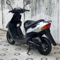 大人気セール‼️安心のリアタイヤ新品✨️バッテリー充電済み🔋嬉しいシート張り替え♪オイル満タン補充済み🈵オイル交換不要⭕️継ぎ足しだけで🆗2サイクルでパワフルな走り💨CA1KA レッツ2✴の画像