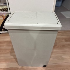 ゴミ箱の画像