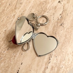 ②ハートミラーチャーム バラ編み キーホルダー 韓国風の画像