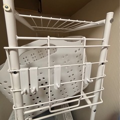 【3/21午前中に取りに来ていただける方！】洗濯機ラック、洗濯かご二つの画像