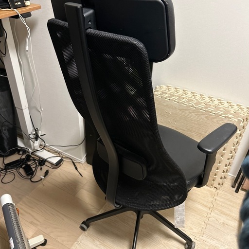 JÄRVFJÄLLET IKEAオフィスチェア アームレスト付き グロースブラック
