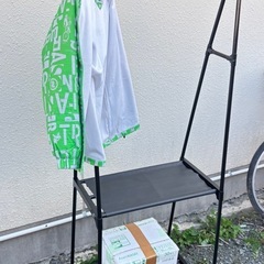 衣類掛け、棚の画像