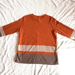 オレンジとグレーのボタン付き長袖ニット Lの画像