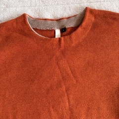 オレンジとグレーのボタン付き長袖ニット Lの画像