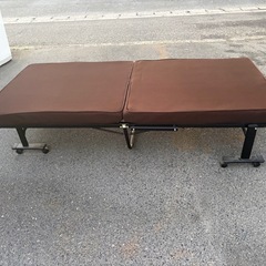  折りたたみベッド ブラウンの画像