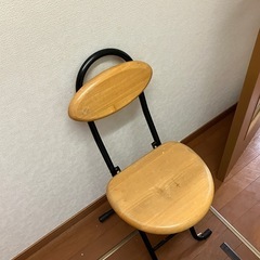 折りたたみ式の椅子の画像