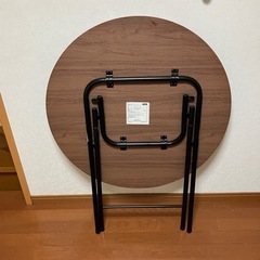 折りたたみのできる円卓と椅子4脚の画像