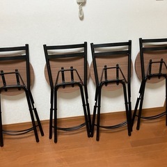 折りたたみのできる円卓と椅子4脚の画像