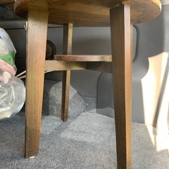 丸テーブルの画像