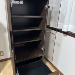 収納キャビネット ガラス扉付き の画像