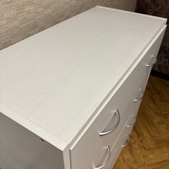 白いタンスの画像