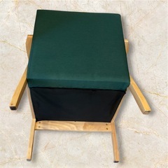 モダンなデザインのダークグリーンの1人掛けソファの画像