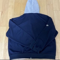 ネイビーのジップアップパーカーの画像