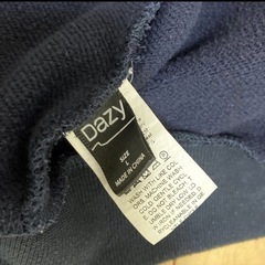 ネイビーのジップアップパーカーの画像