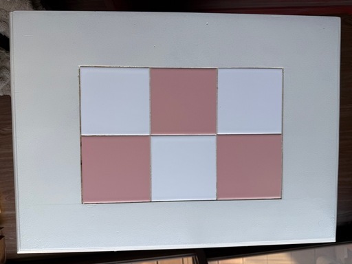 珍しくて可愛い花柄の木製棚。収納ゴミ箱が 2つ付いています。