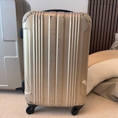 【お譲り先決定済】スーツケース4点セット（機内持ち込み1点美品、大型3点使用感あり）、まとめて連休期間お引き取り可能の方優先！の画像