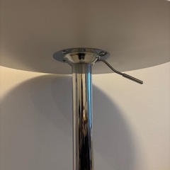 韓国風の白い丸テーブルの画像