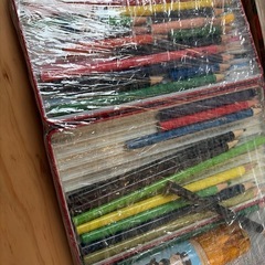 【クーピー、色鉛筆】折れ、記名ありの画像