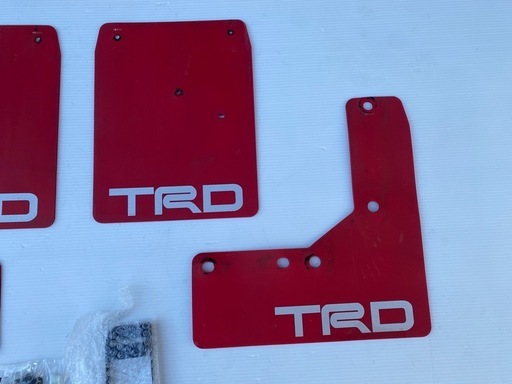 ハイエース TRDフラップマッドガード 赤 中古 ４枚セット