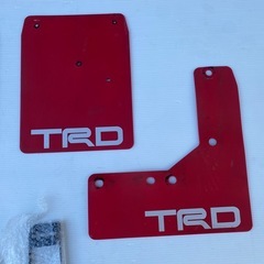ハイエース TRDフラップマッドガード 赤 中古 ４枚セットの画像