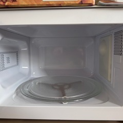 電子レンジと収納棚の画像