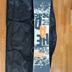 スノーボード、靴、ケース付きの画像