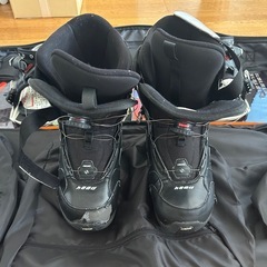 スノーボード、靴、ケース付きの画像