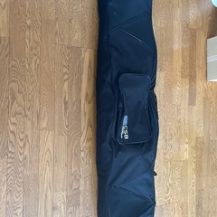 スノーボード、靴、ケース付きの画像