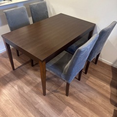 テーブルと4x椅子セットの画像