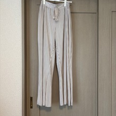 エムズエキサイト　サテンプリーツパンツ　エクリュ　Fの画像