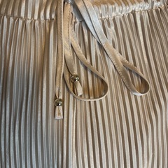 エムズエキサイト　サテンプリーツパンツ　エクリュ　Fの画像