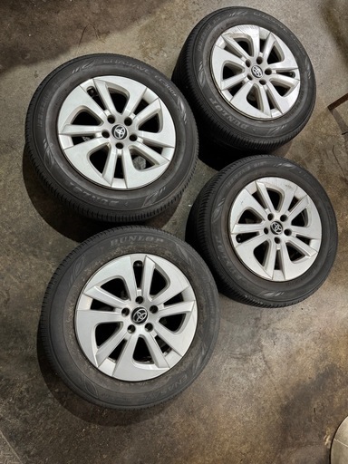 5〜6部山のタイヤホイール。トヨタ普通車