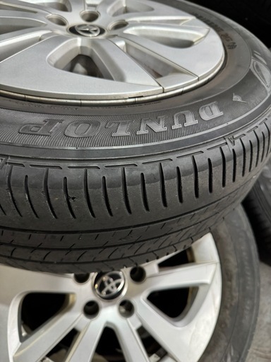 5〜6部山のタイヤホイール。トヨタ普通車