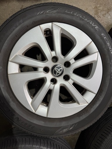 5〜6部山のタイヤホイール。トヨタ普通車