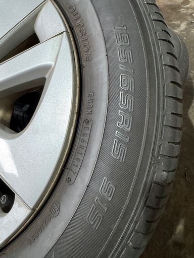 5〜6部山のタイヤホイール。トヨタ普通車