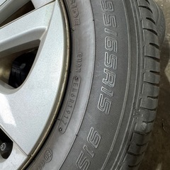 5〜6部山のタイヤホイール。トヨタ普通車の画像