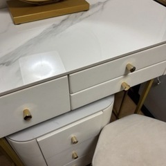 スタイリッシュなドレッサーセットの画像
