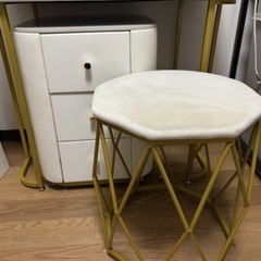 スタイリッシュなドレッサーセットの画像