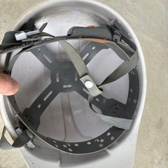 ヘルメットと安全ベストのセットの画像