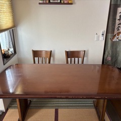 大きめのテーブルの画像