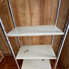 古いスチールラックの画像