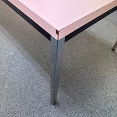 傷アリ白テーブルの画像